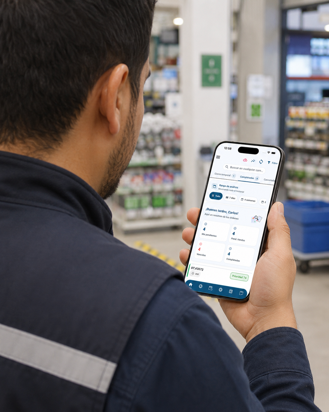 Técnico usando XelMaint desde el celular en campo